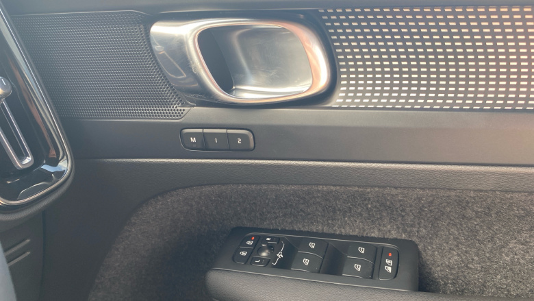 Volvo Xc40 2.0 B4P Plus Dark 5dr AWD Auto Petrol Estate